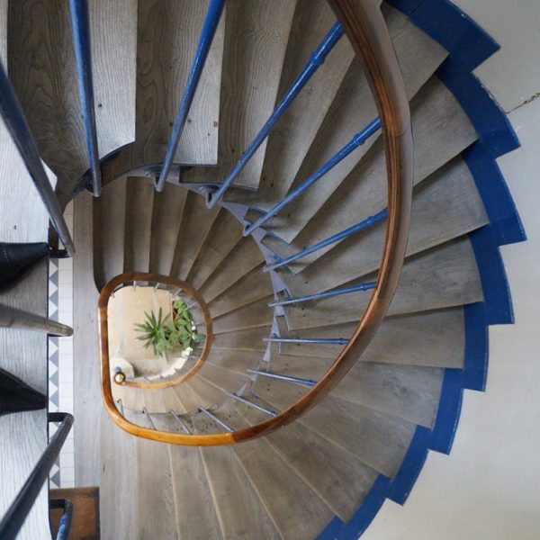 Escalier en colimaçon bleu