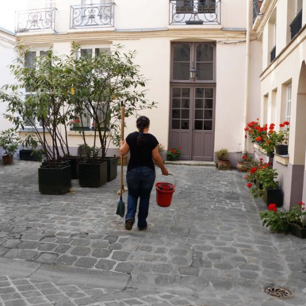 agent d'entretien sur une terrasse